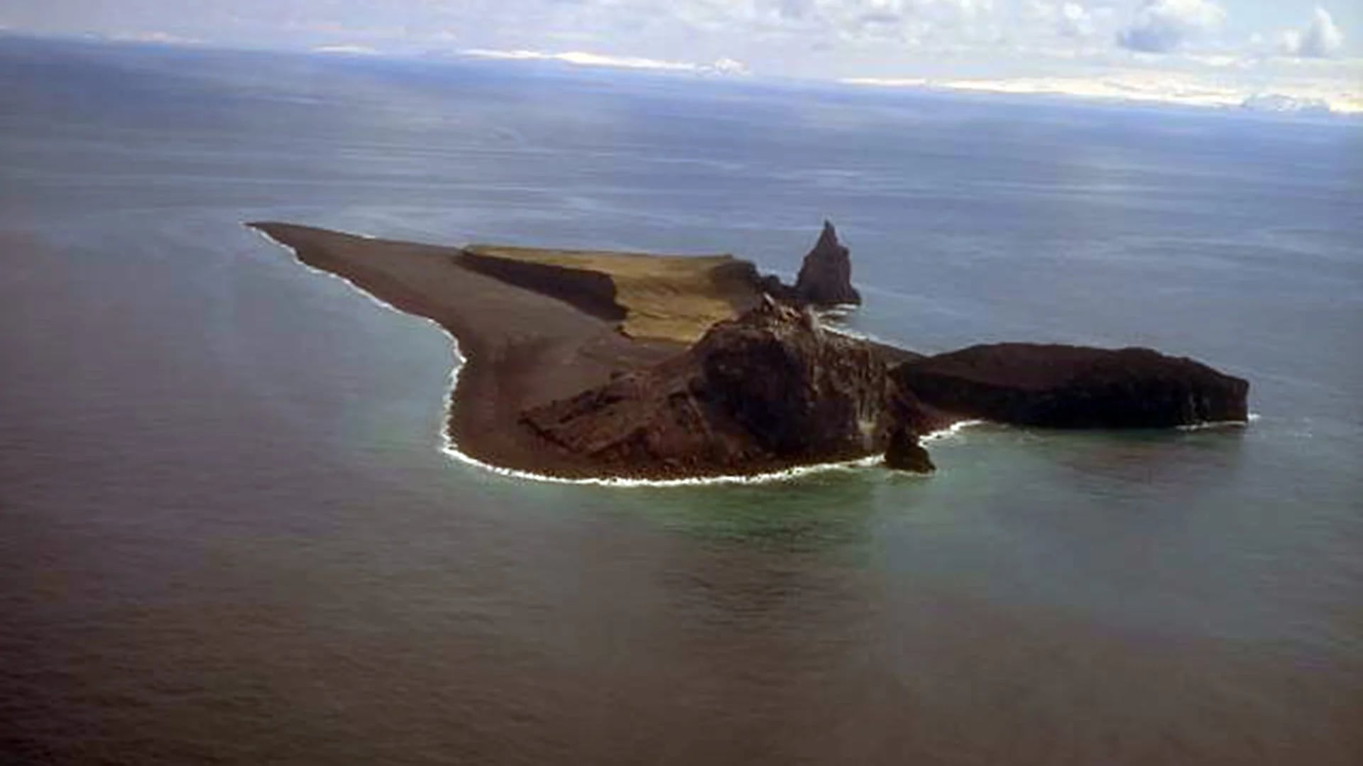 El volcán Bogoslof apenas sobresale de las aguas del océano (Smithsonian)