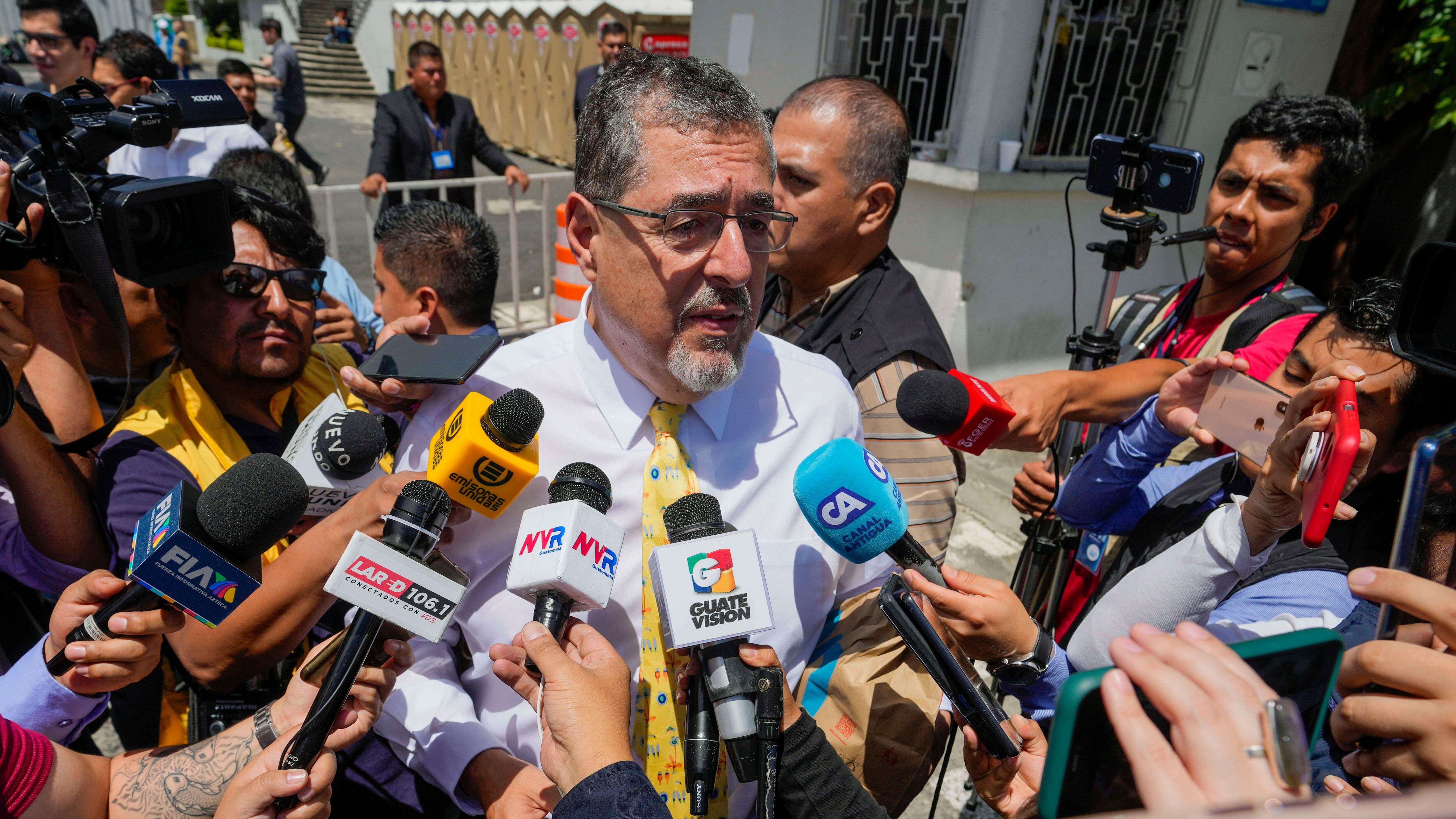 Bernardo Ar&eacute;valo, candidato presidencial del Movimiento Semilla, conversa con reporteros en el tercer d&iacute;a de una revisi&oacute;n oficial de actas electorales en la Ciudad de Guatemala, el jueves 6 de julio de 2023. (AP Foto/Mois&eacute;s Castillo)