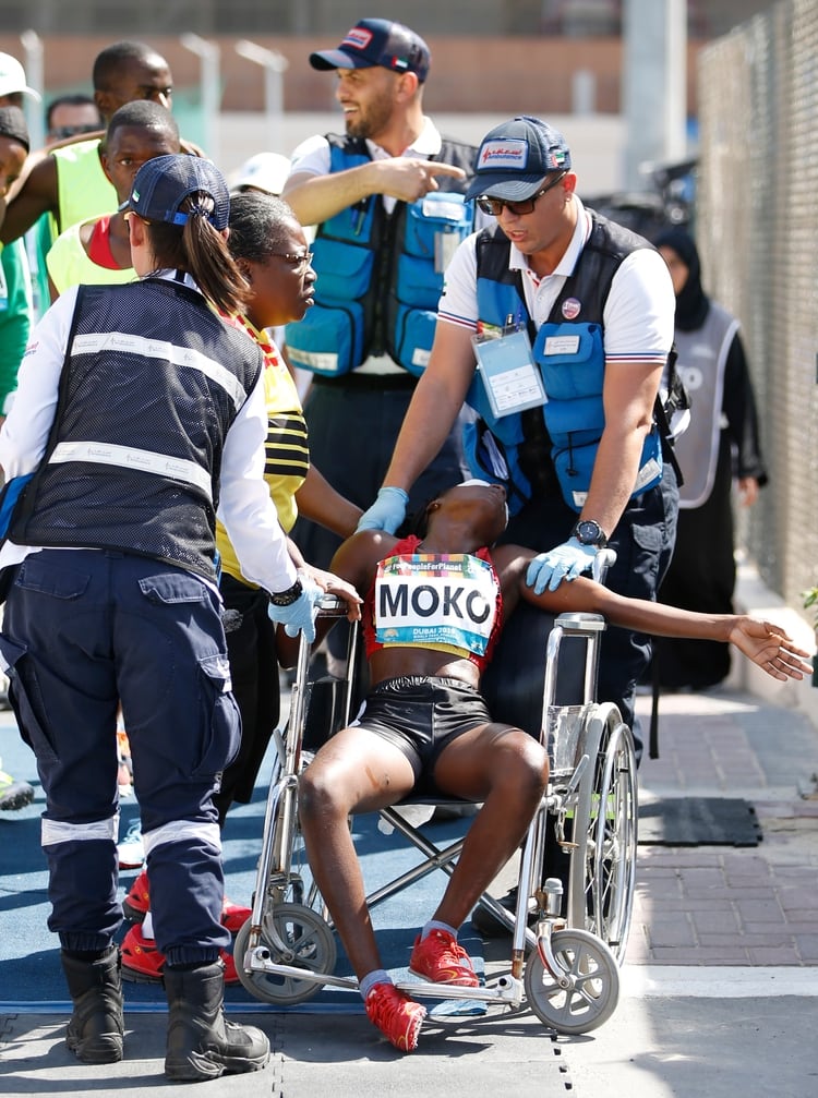 Ngleya Moko tuvo que ser retirada de la pista en silla de ruedas (EFE)