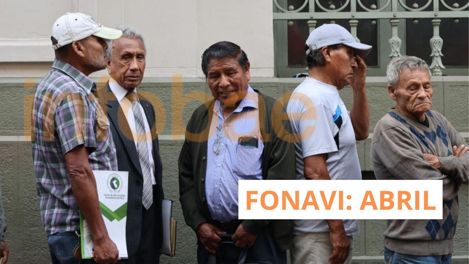 Beneficiarios del Fonavi haciendo cola en Centro de Lima