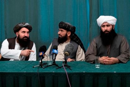 Tres de los máximos líderes políticos de los talibanes durante las negociaciones de paz en Dubai. EFE/EPA/ALEXANDER ZEMLIANICHENKO
