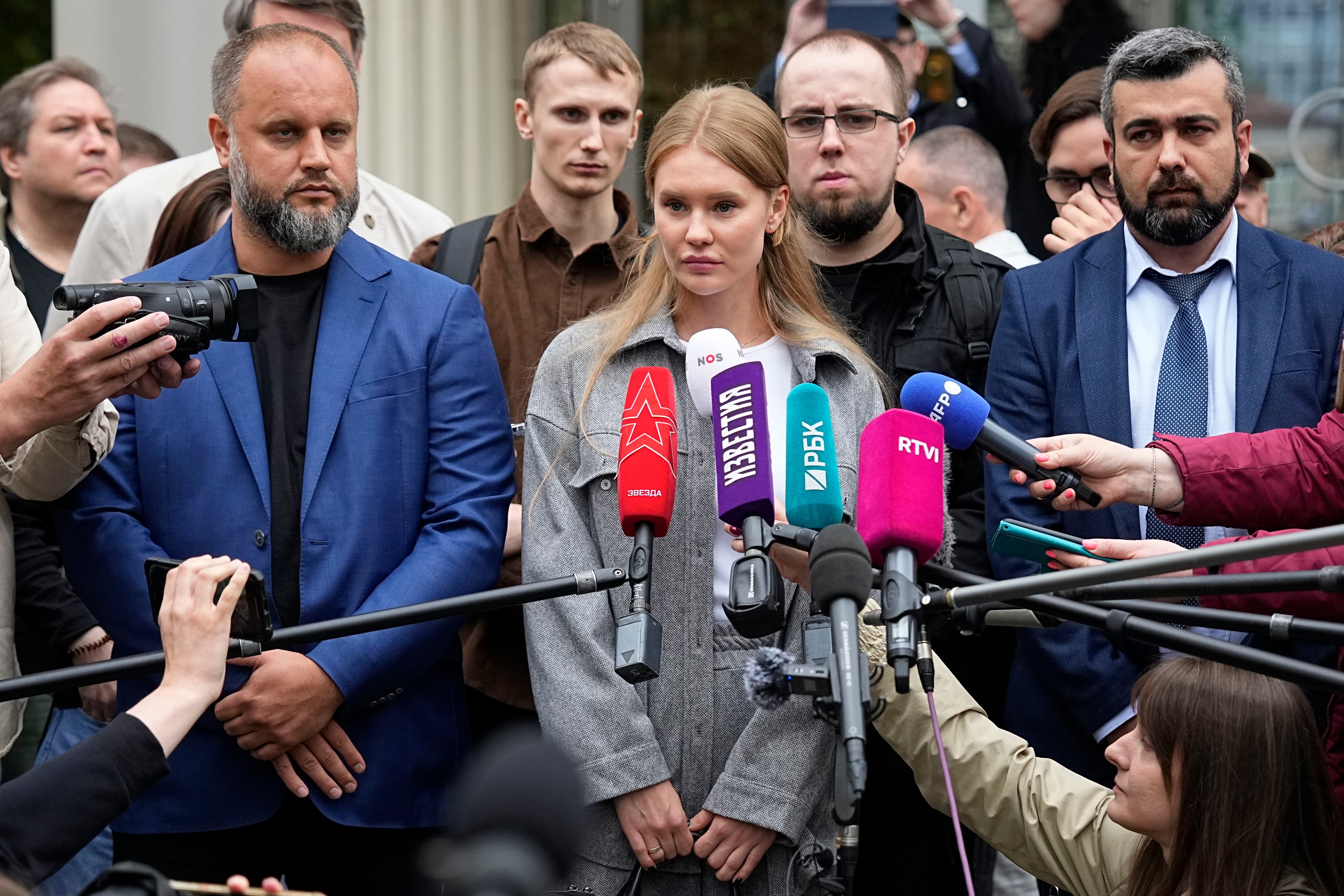La esposa de Strelkov, Miroslava Reginskaya, declaró tras la sentencia: “La decisión del tribunal es injusta y la recurriremos”. (AP Foto/Alexander Zemlianichenko)