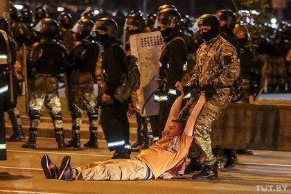 Un policía arrastra a un hombre durante los enfrentamientos entre las fuerzas de seguridad y los manifestantes tras las elecciones presidenciales en Minsk (Dmitry Brushko/Tut.By via REUTERS)