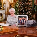 Las fotografías oficiales de la reina Isabel en sus mensajes de 2018 y 2019. Un mensaje oculto en la puesta en escena estuvo dirigido hacia príncipe Harry y Meghan Markle (Shutterstock - AFP)