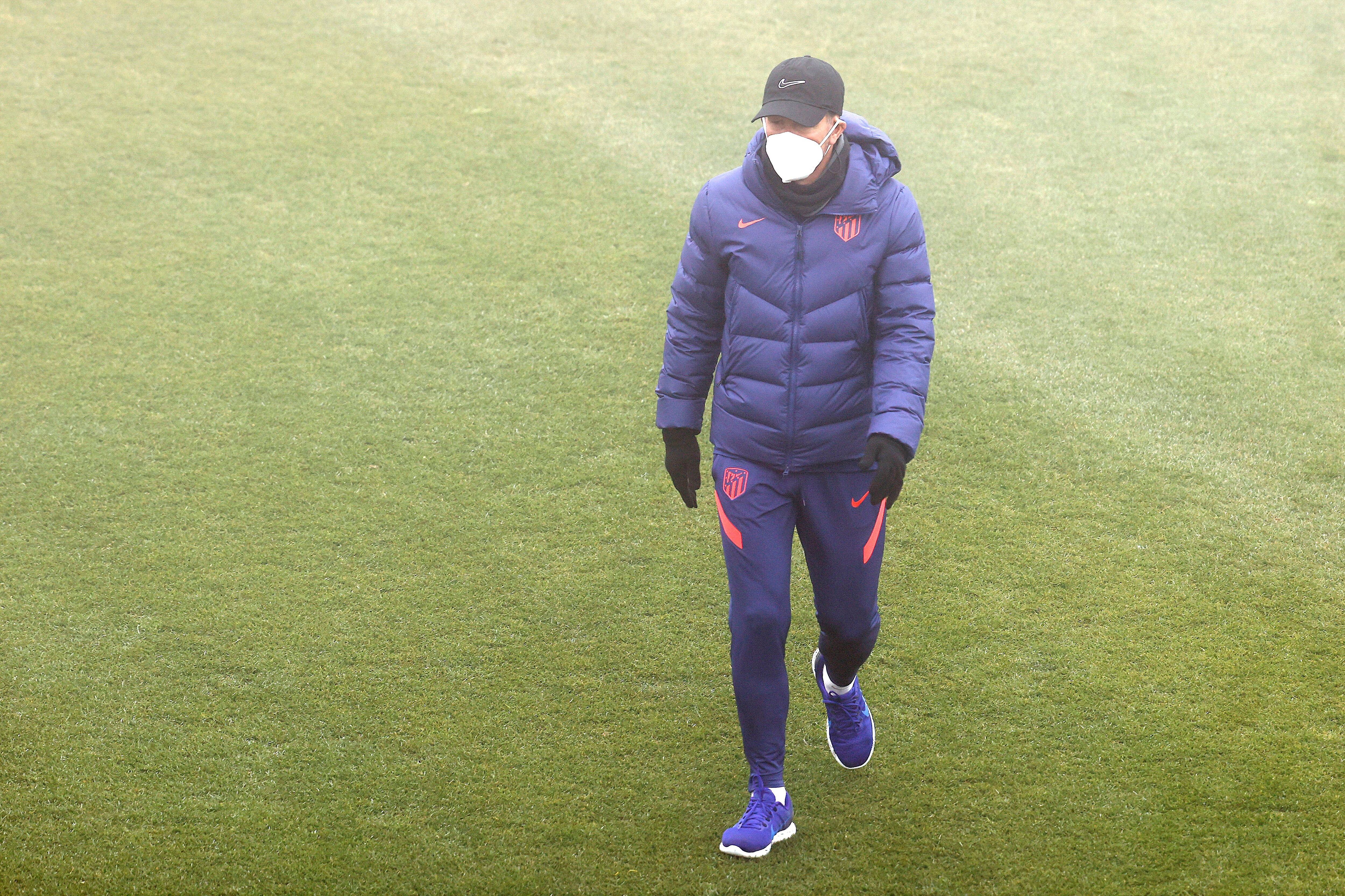 El entrenador argentino del Atlético de Madrid, Diego Simeone, durante el entrenamiento realizado este martes en la ciudad deportiva Wanda de Majadahonda. EFE/Chema Moya