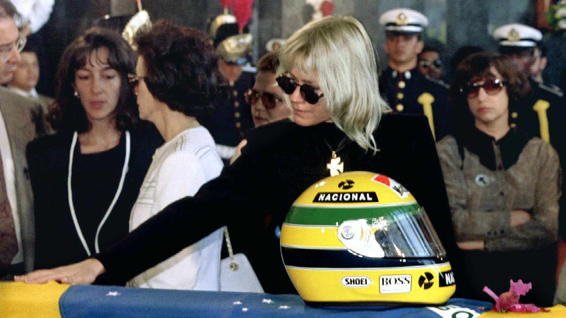 El dolor de Xuxa, ante el cajón que contiene los restos de Ayrton Senna (Grosby)
