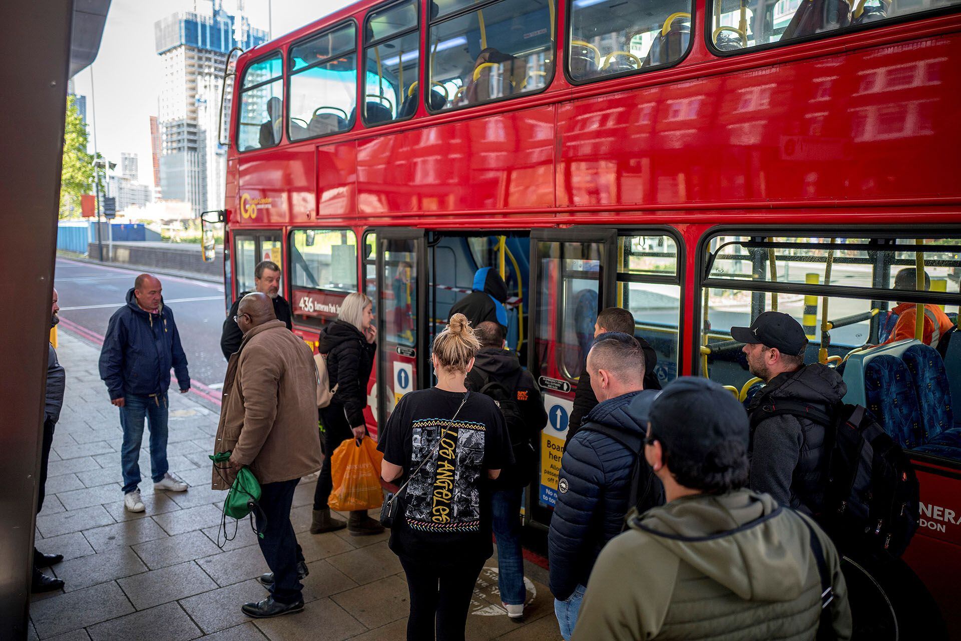 Pasajeros abordan un típico autobús de Londres. Muy pocos llevan alguna protección. 