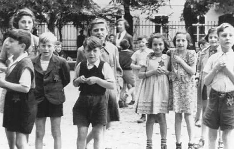 Checoslovaquia, 23 de junio de 1944. Foto de unos niños judíos en el gueto de Theresienstadt tomada durante una inspección de la Cruz Roja Internacional. Antes de la visita el lugar fue 