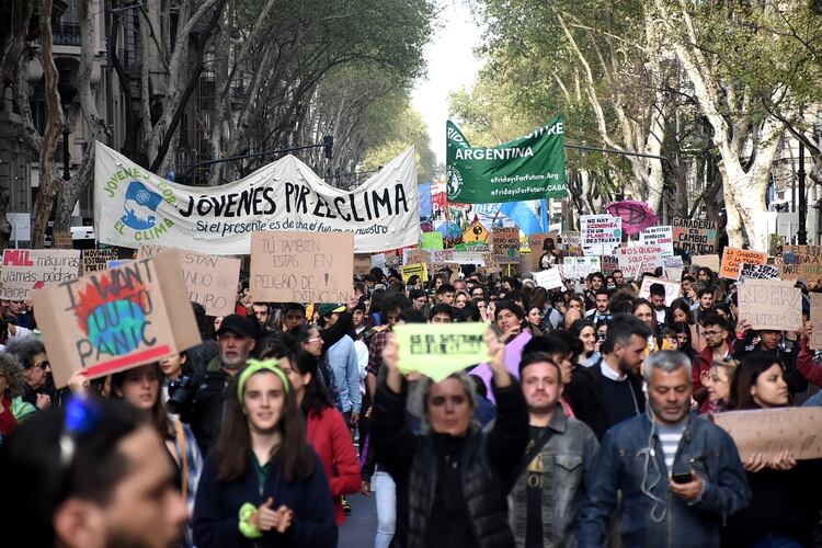 Miles de j&oacute;venes marcharon de Plaza de Mayo al Congreso de la Naci&oacute;n (Nicol&aacute;s Stulberg)