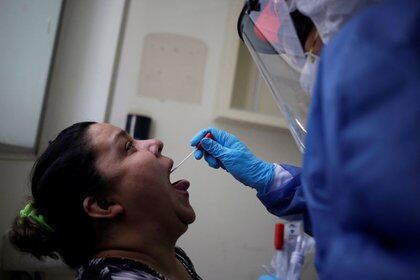 Actualmente la pandemia contabiliza en el país 41,908 decesos y 370,712 casos confirmados acumulados de coronavirus (Foto: Reuters/Daniel Becerril)