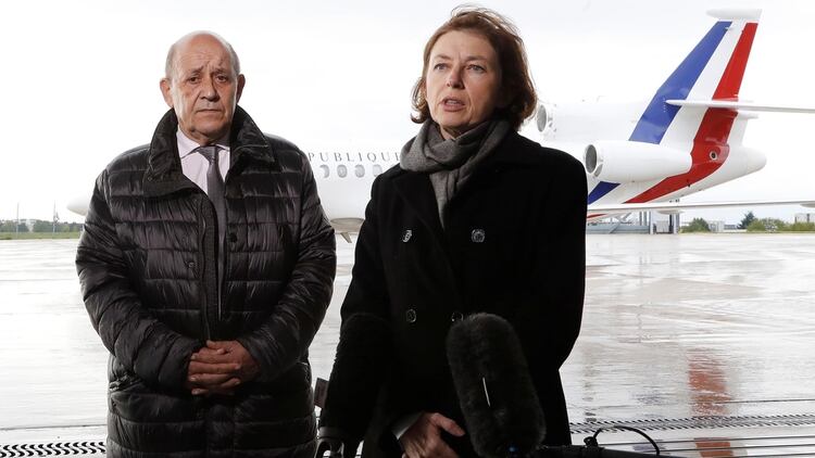 EL ministro del Exterior francés Jean-Yves Le Drian y la ministra de Defensa Florence Parly (Guillot/Pool via REUTERS)