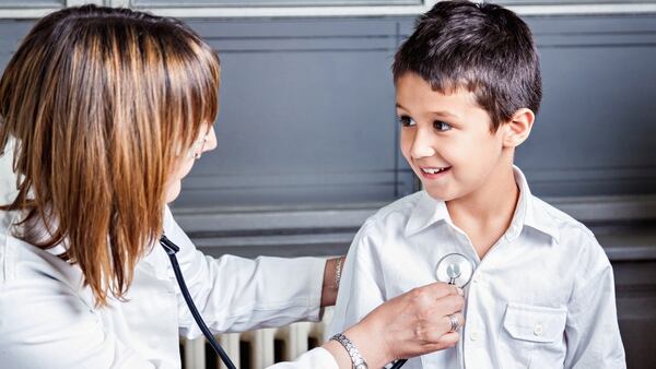En algunos casos el pediatra puede recomendar la consulta con el cardiólogo (iStock)