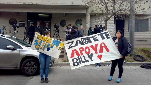 Los familiares del carnicero esperaron en la puerta de los tribunales durante todo el día (NA)