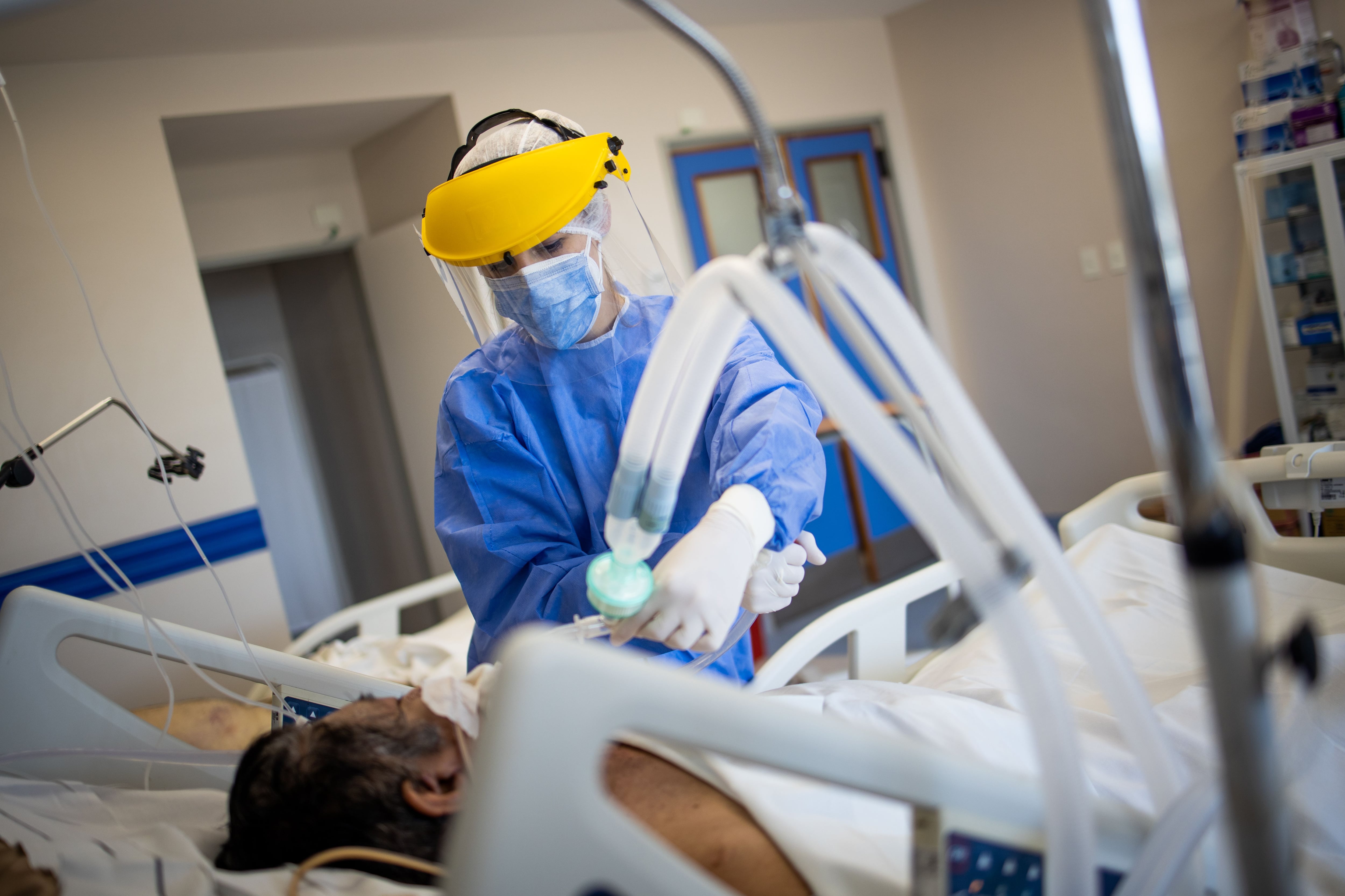 Las dosis de refuerzo contra el COVID son claves para protegerse contra los cuadros graves y la muerte cuando hay mayor circulación del coronavirus/
Tomas Cuesta/Getty Images)