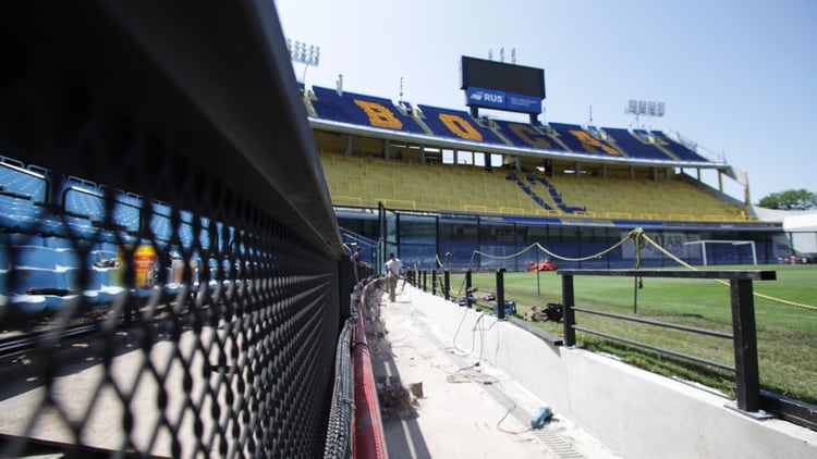 Se cavó una pequeña fosa para que se ubiquen allí empleados de seguridad y no obstaculicen la visual de los socios (@BocaJrsOficial)