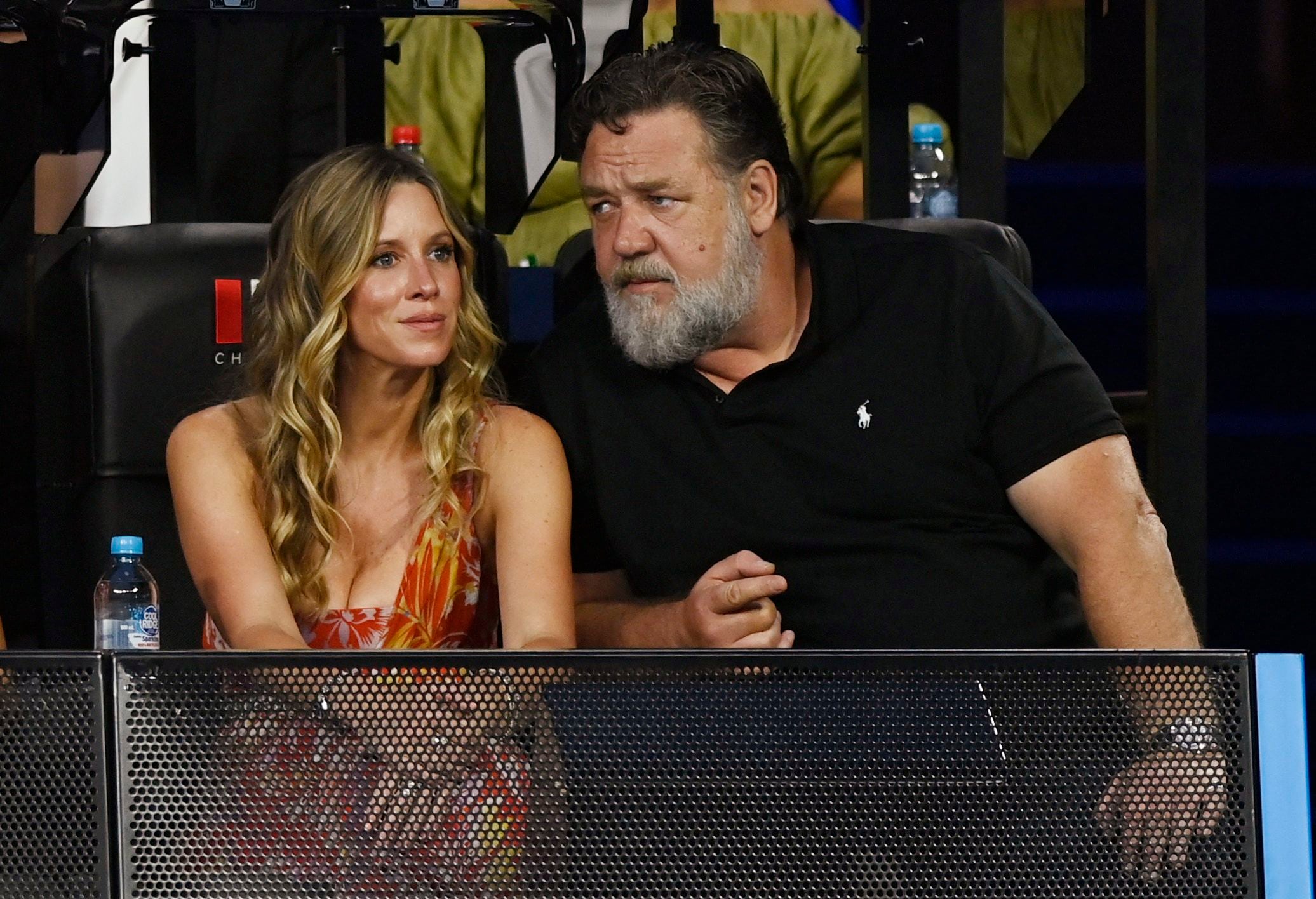  El actor Russell Crowe y su novia Britney Theriot mirando un partido de tenis ((REUTERS/Jaimi Joy)