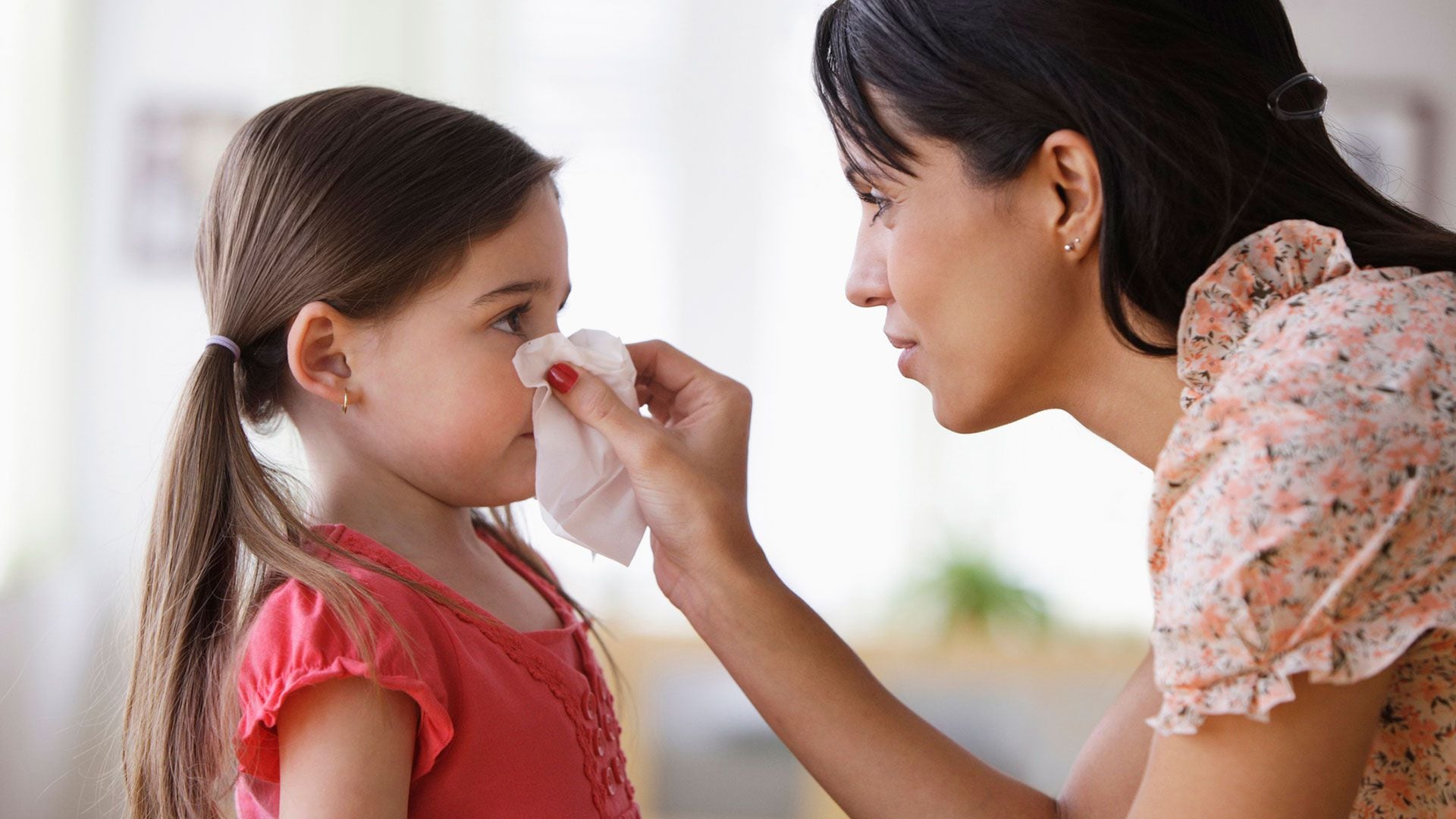En ocasiones, el bloqueo, congestión u obstrucción nasal aparece luego de 4 a 6 horas de la exposición a los alergenos. La nariz se tapa por la perpetuación de la inflamación