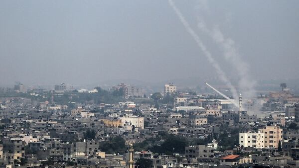 El lunes, la aviaciÃ³n israelÃ­ bombardeÃ³ como advertencia a un grupo de palestinos que preparaban cometas incendiarias para lanzar hacia Israel (AFP)
