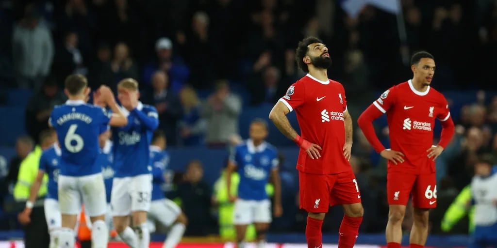 Liverpool sufrió una derrota histórica y se complicó en la pelea por la Premier League: de la burla del Everton a las disculpas de Kloop