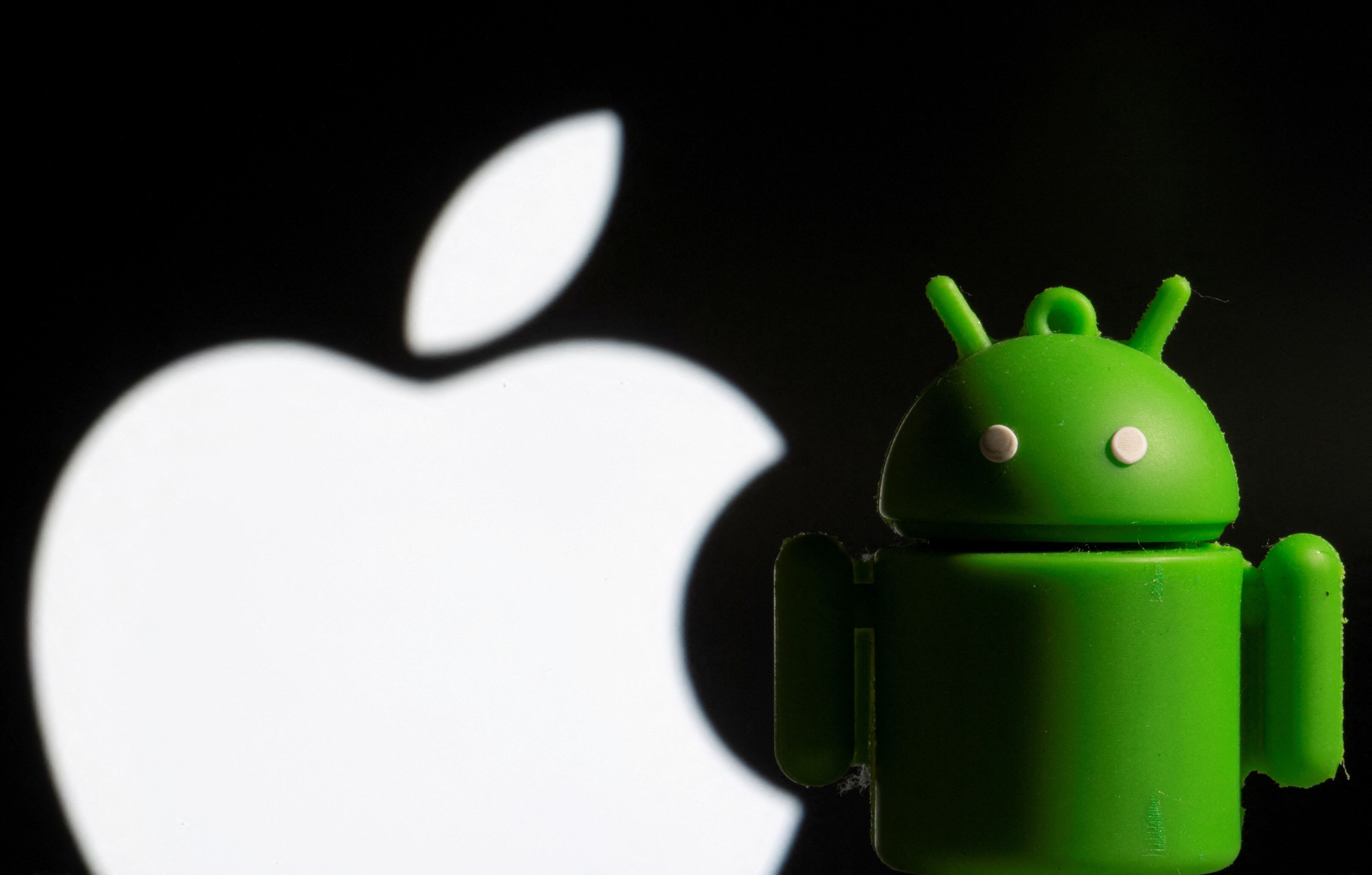 Ahora Android pone restricciones como lo hacía antes Apple para descargar aplicaciones fuera de la tienda oficial REUTERS/Dado Ruvic/Illustration/File Photo