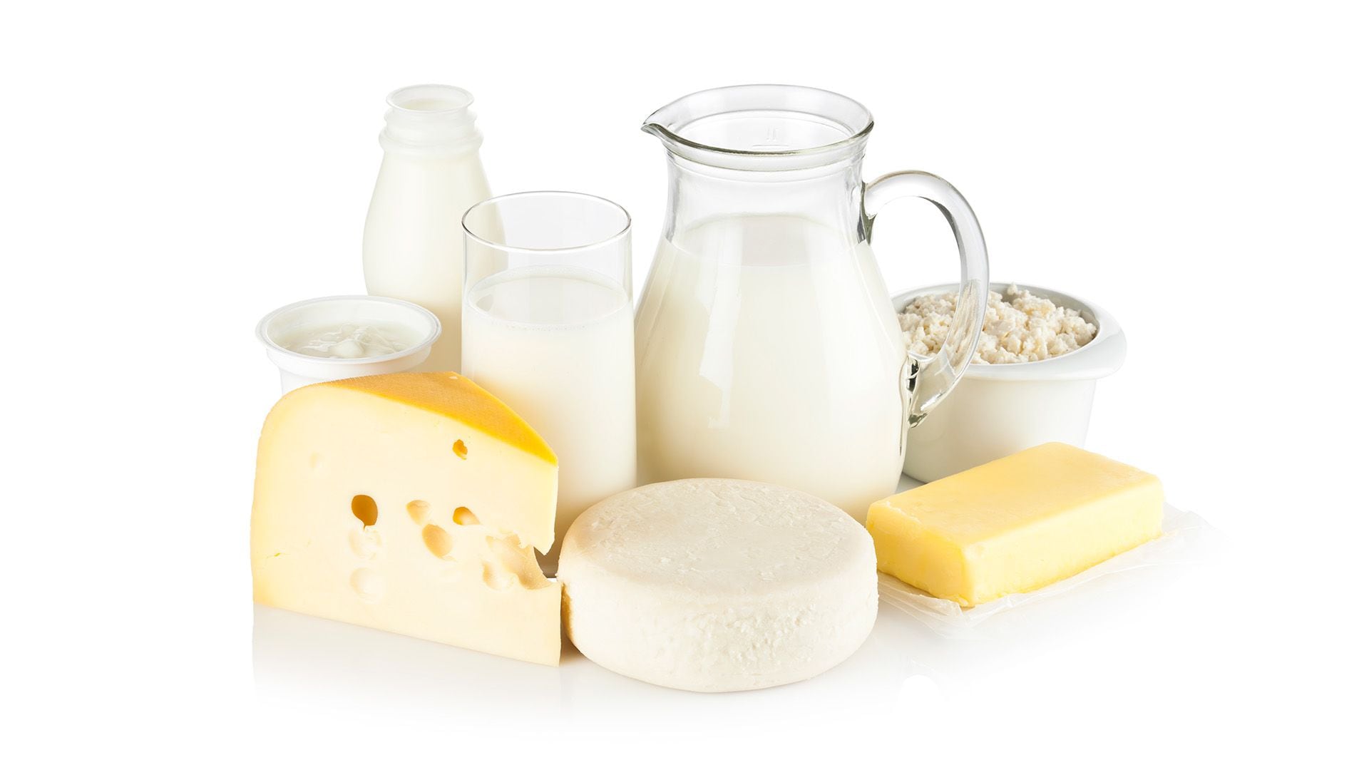 El aporte diario necesario para cualquier persona adulta son tres porciones que pueden consumirse a través de la  leche fluida o de sus derivados, como yogur o queso (Gettyimages)