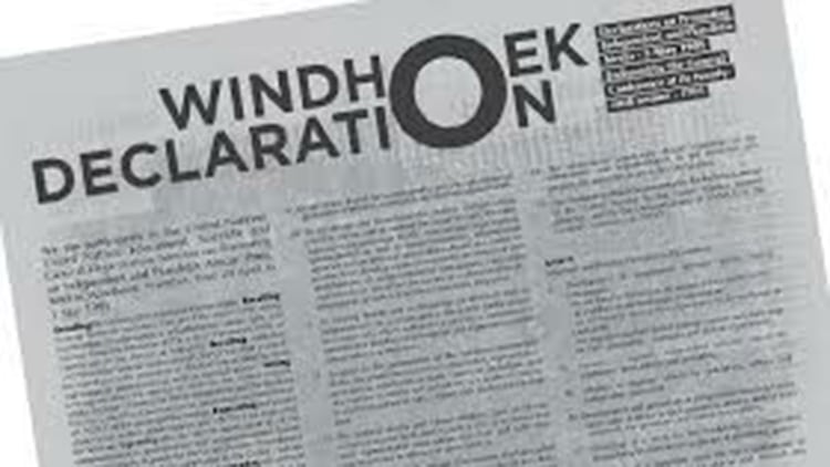 Publicación de la Declaración de Windhoek, evento que dio inicio a la celebración del Día Mundial de la Libertad de Prensa, los 3 de mayo de cada año