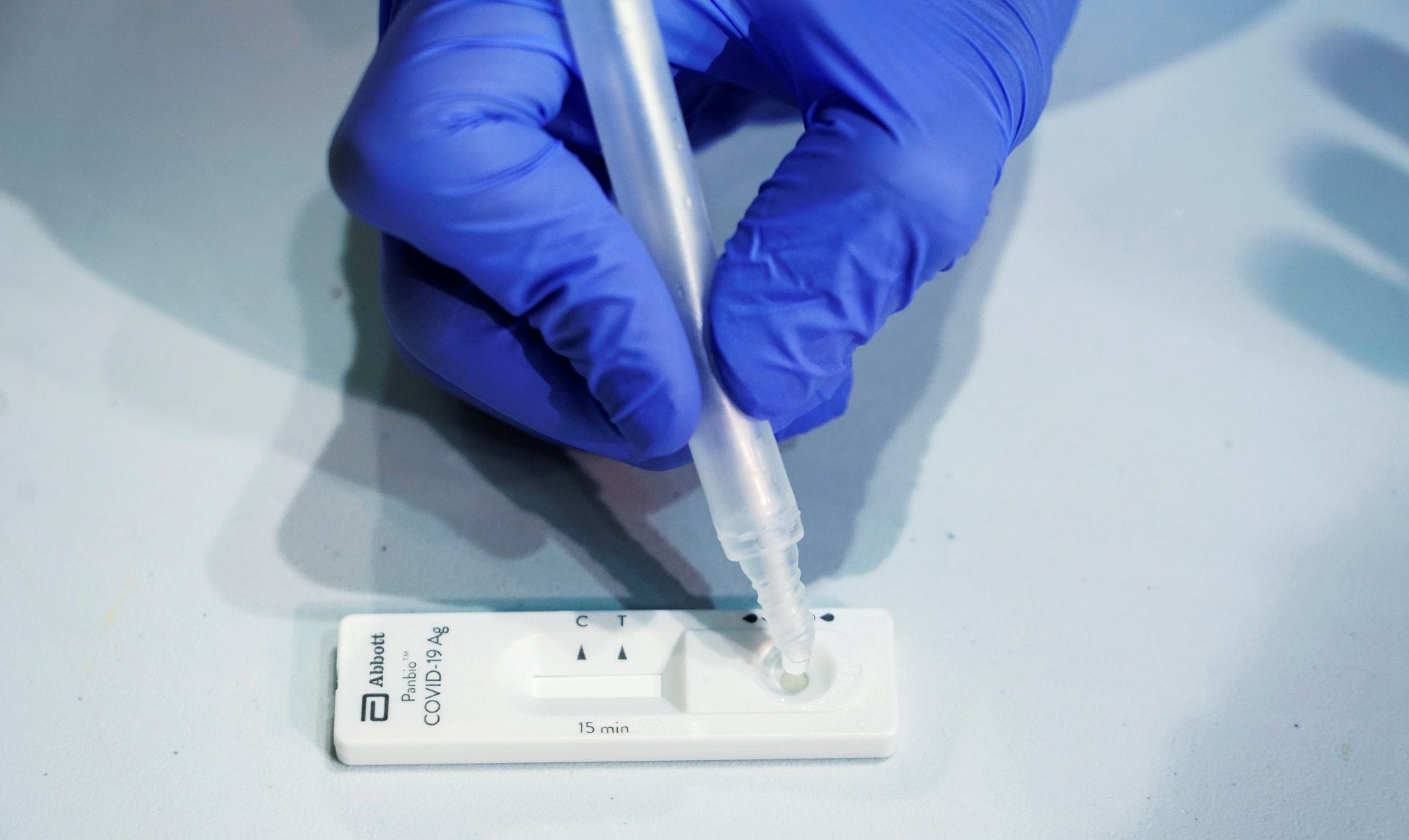 Según expertos del University College London (UCL, en inglés) la prueba rápida de antígenos es un 80 % efectiva a la hora de detectar una infección de covid-19 y también detecta en más de un 90 % qué persona es más infecciosa
REUTERS/Juan Medina