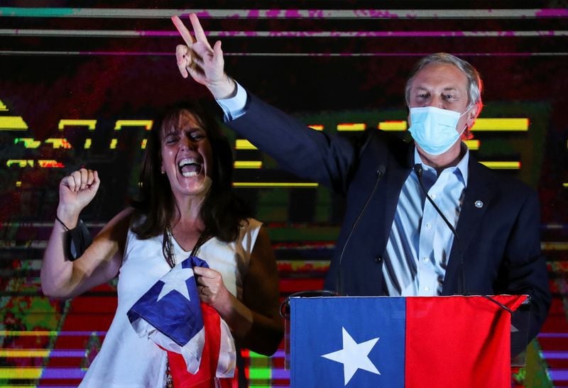 El candidato ultraderechista José Antonio Kast celebra junto a su esposa, María Pía Adriasola, tras ganar la primera vuelta de las elecciones presidenciales en Chile