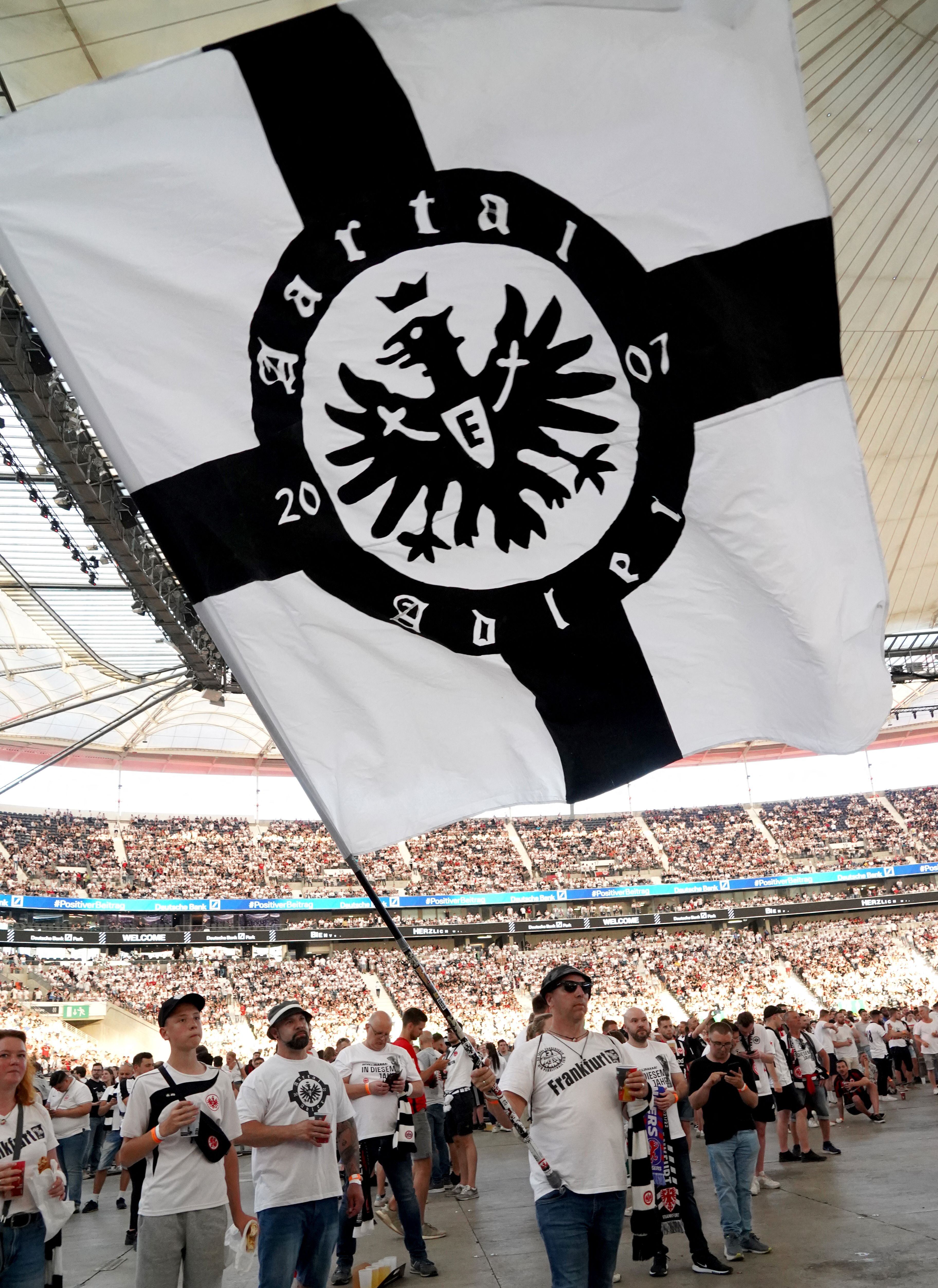 El apoyo incondicional de los hinchas del Eintracht se hizo presente en la final de la Europa League (Foto: Reuters)