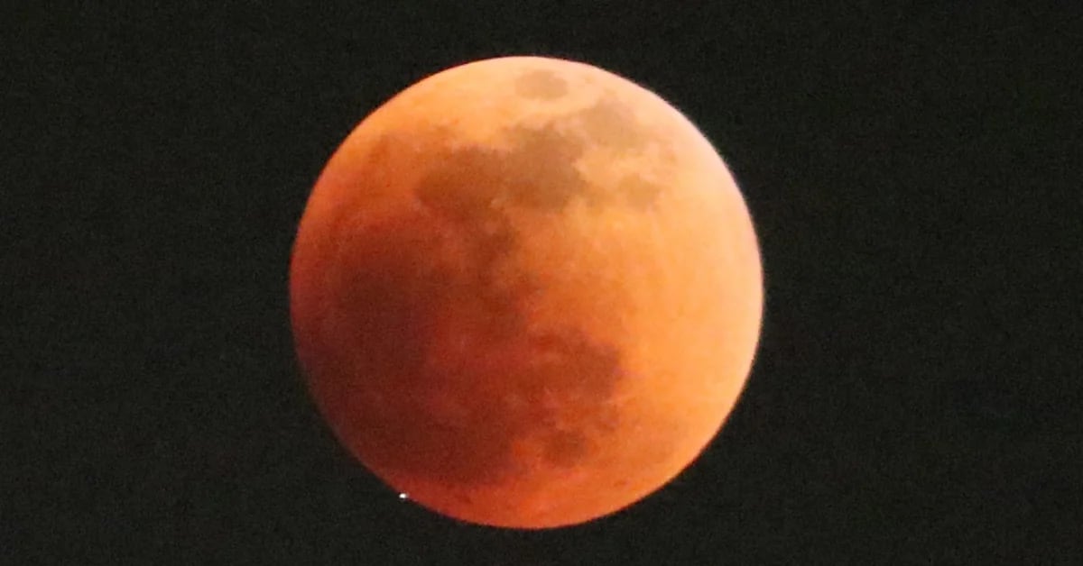 Der Mond wurde in einer spektakulären vollständigen Mondfinsternis rot