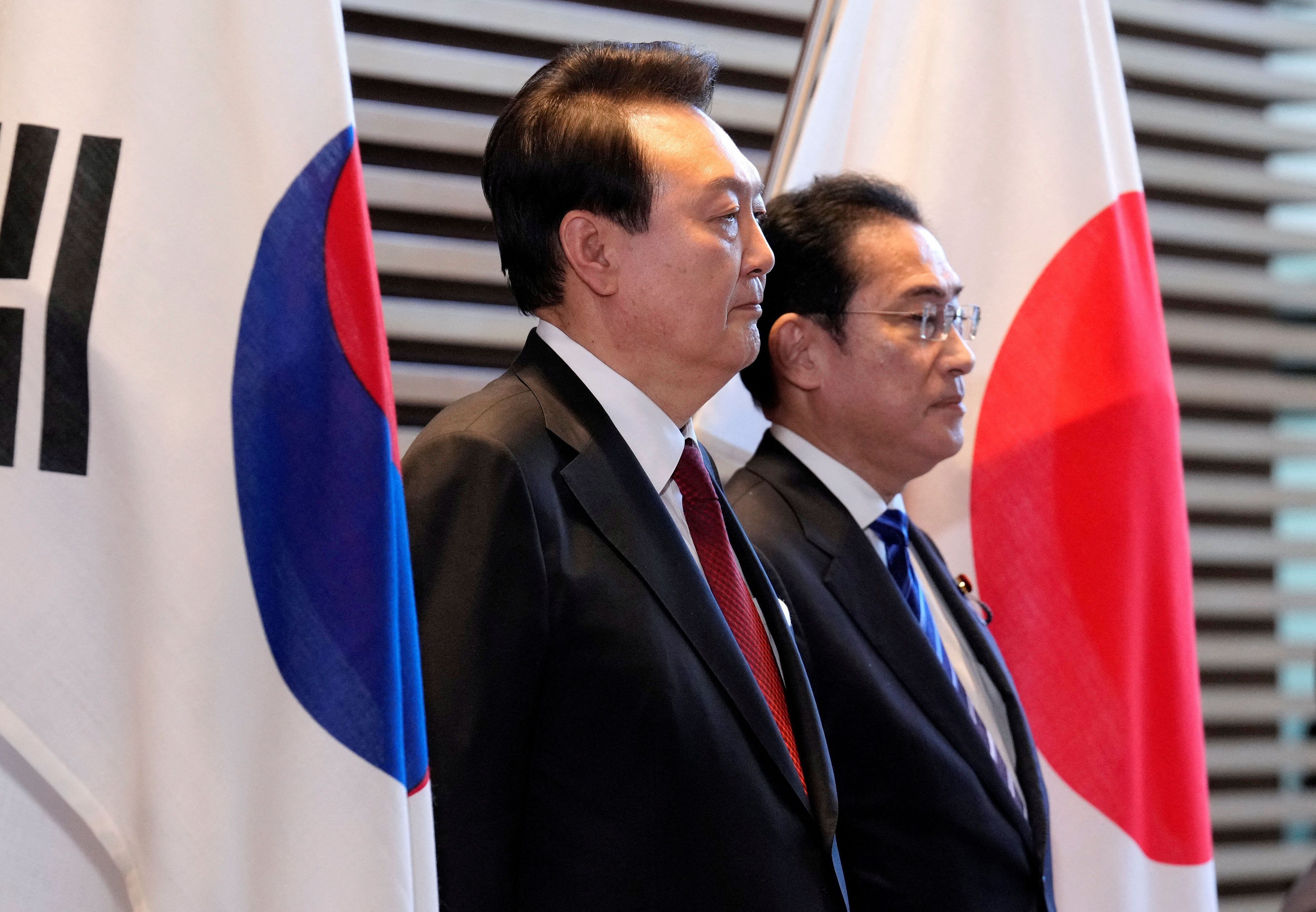 El presidente surcoreano, Yoon Suk Yeol, y el primer ministro japonés, Fumio Kishida. asisten a una ceremonia de guardia de honor antes de su reunión bilateral en la Oficina del Primer Ministro en Tokio, Japón, 16 de marzo de 2023.  FRANCK ROBICHON/Pool vía REUTERS/Archivo