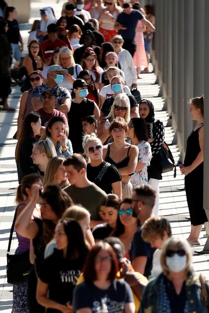 Fila en MK1 Shopping & Leisure Park, en la ciudad de Milton Keynes. Los grandes almacenes, los minoristas de ropa, las tiendas de electricidad y las librerías han estado cerradas desde el 23 de marzo, cuando el Primer Ministro Boris Johnson impuso un cierre para limitar la propagación del coronavirus (Reuters)