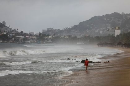 Imagen del balneario de Acapulco, en Guerrero, durante el paso de Genevieve el 17 de agosto (Foto: EFE/David Guzmán)