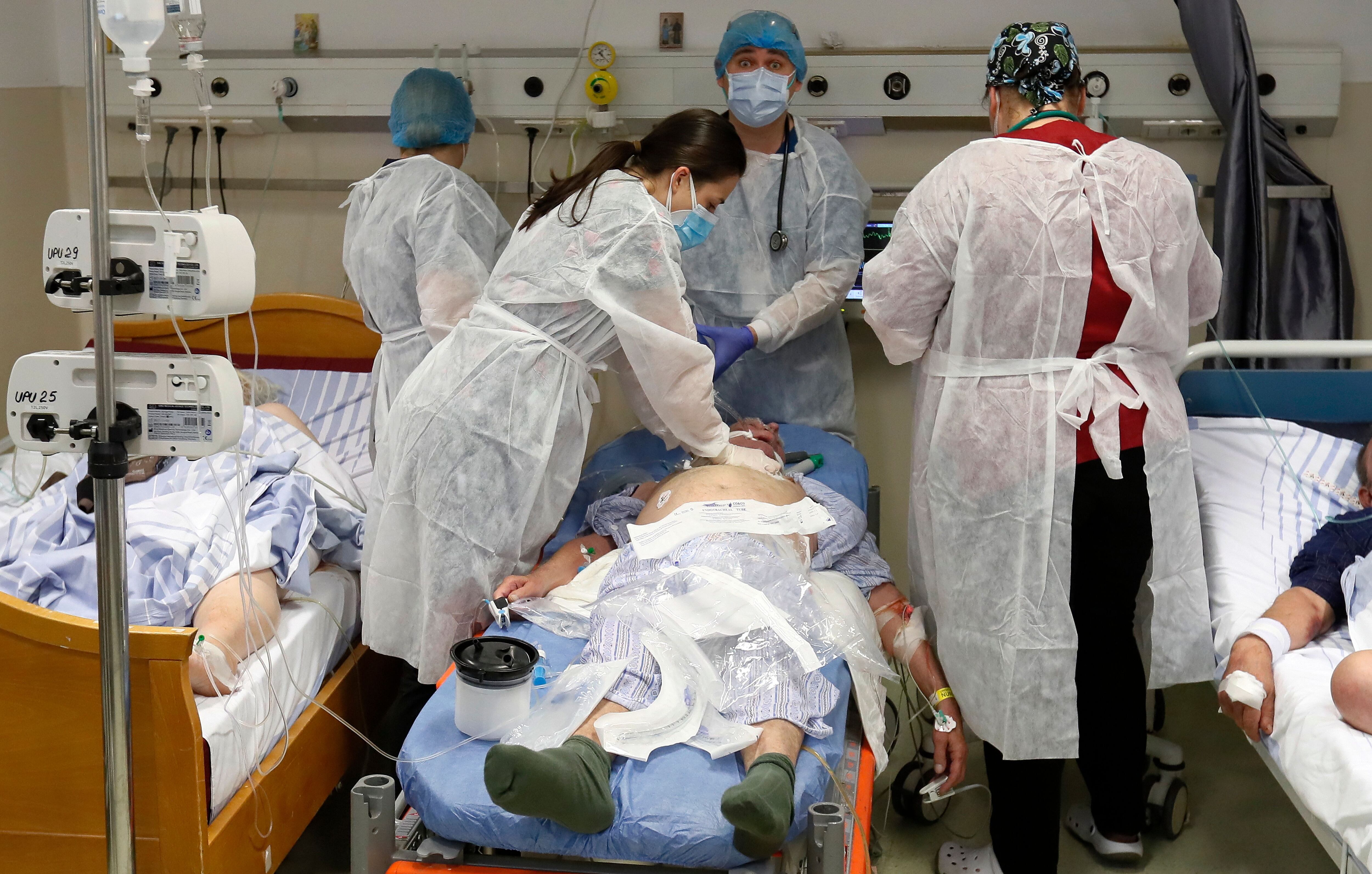 The University Hospital of Bucharest is collapsed by the new wave of the pandemic that is shaking the country.  Romania is the second nation with the lowest vaccination rate in Europe, behind Hungary.  EFE / EPA / ROBERT GHEMENT
