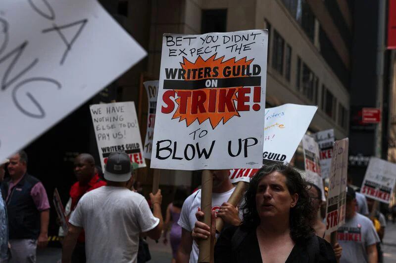 Los miembros en huelga del Sindicato de Guionistas de América (WGA) caminan por la línea de piquete mientras la industria se prepara para la huelga de actores, en Nueva York, EEUU, 12 de julio, 2023. REUTERS/Shannon Stapleton