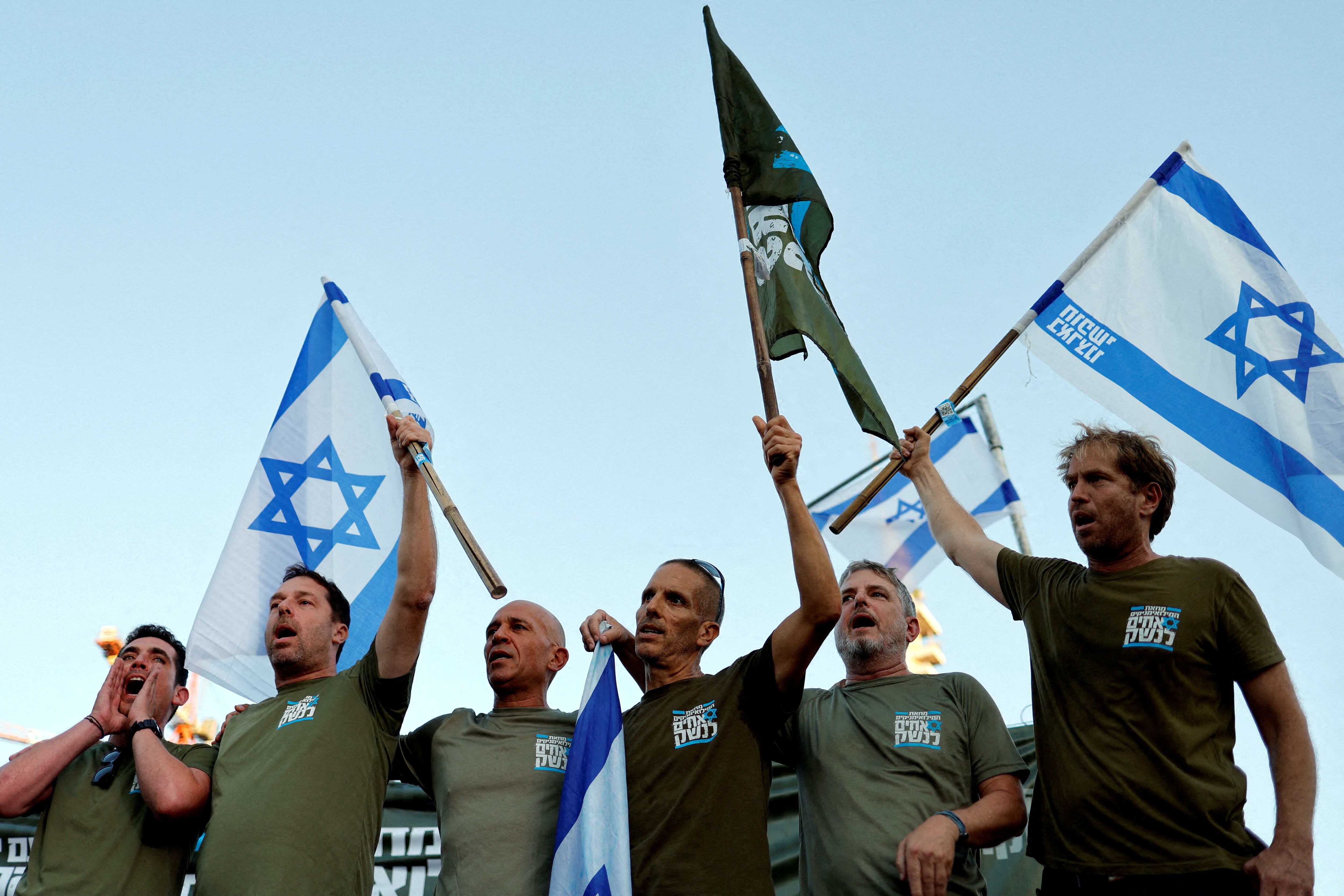 Un grupo de reservistas del ejército después de firmar una declaración por la que se comprometen a dejar el servicio en protesta por las medidas tomadas por el gobierno de Netanyahu. (REUTERS/Amir Cohen)