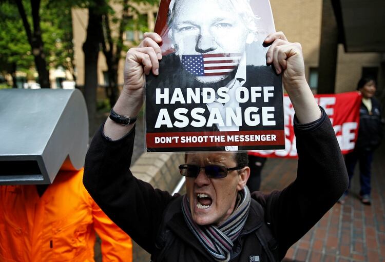 Personas protestas el juicio contra Assange en Londres (REUTERS/Henry Nicholls)