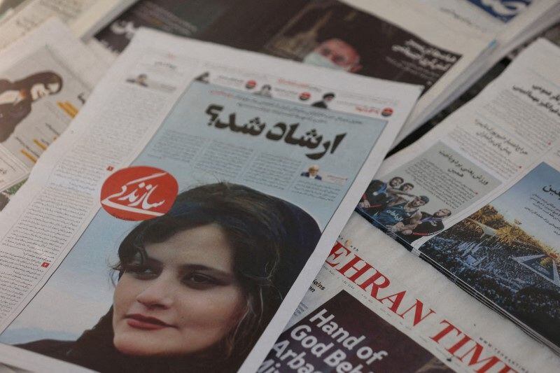 FOTO DE ARCHIVO. Un periódico con una imagen de portada de Mahsa Amini, una mujer que murió tras ser detenida por la policía de la moral iraní (West Asia News Agency) vía REUTERS