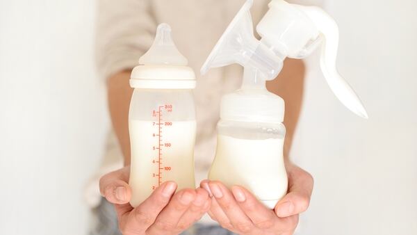 Provistos por madres que se encuentran amamantando y producen más de lo que sus hijos requieren, los bancos de leche han sido instituidos en 19 países de Latinoamérica (Getty Images)