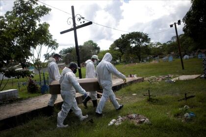 Entierro de una víctima de coronavirus, en Brasil (REUTERS/Ueslei Marcelino)