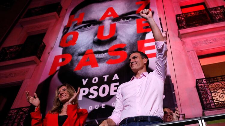 Pedro Sánchez celebra los resultados del domingo (AP Photo/Bernat Armangue)