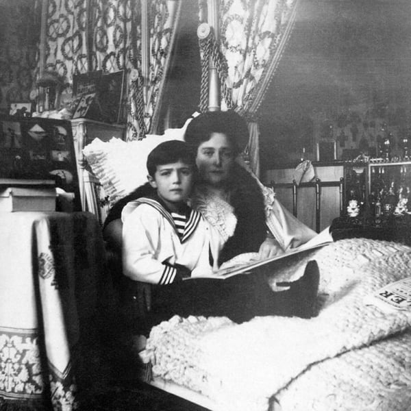 Resultado de imagen de la zarina alejandra y su hijo