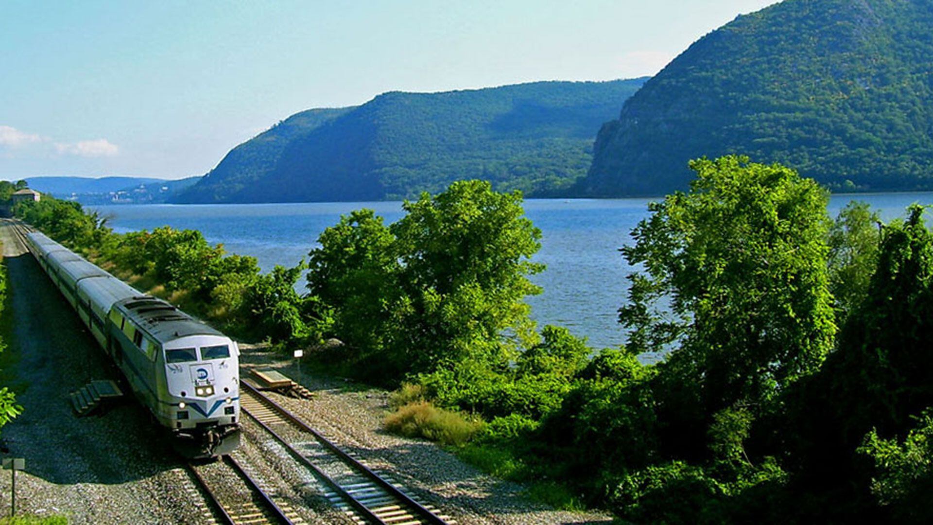 El Metro-North es una línea suburbana que opera al norte de la Ciudad de Nueva York a lo largo de la orilla de Río Hudson (Wikipedia)