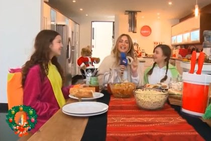 Desde el comedor de su casa, Andrea Legarreta transmitió cápsulas a 