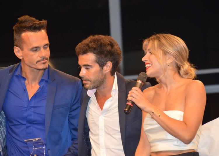 Nicolás Cabré le dedicó el premio a Laurita Fernández. En esta foto, la pareja junto al actor Christian Sancho (Foto: Eduardo Aguada)