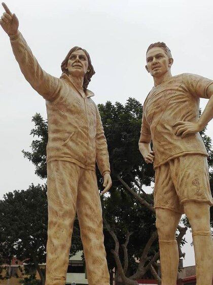 Estatuas-de-Gareca-y-Guerrero-en-Peru-2.jpg