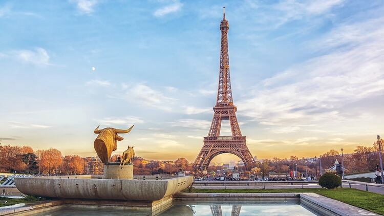 Fue construido en 1887 y lleva el nombre de Gustave Eiffel. Aunque los parisinos originalmente odiaban la estructura, ahora es un hito icónico en la ciudad, que fue el edificio más alto del mundo durante 41 años (hasta el Edificio Chrysler en Nueva York en 1930)