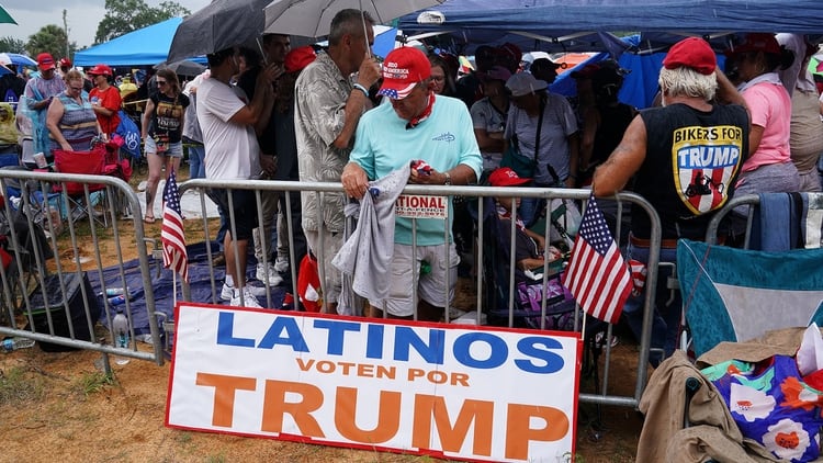 Un grupo de latinos se movilizó para apoyar a Trump (Reuters)