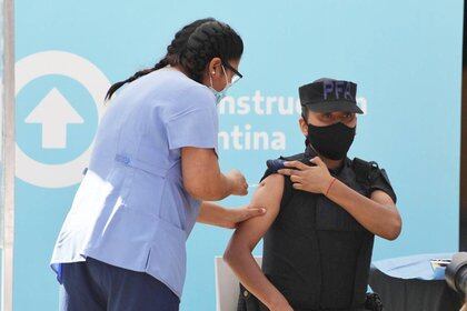 Los agentes de seguridad están dentro del grupo priorizado para recibir la vacuna  por ser personal estratégico, de acuerdo al plan de vacunación de Argentina