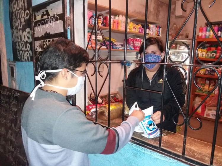 Ana Rodríguez dice que en su almacén subieron mucho las ventas a partir de la baja en los precios de los lacteos. Espera a partir del lunes poder vender también el pan a precio especial.